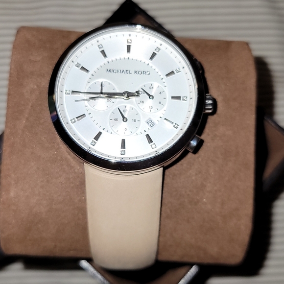 Like new Beige leather Michael Kors watch - Picture 2 of 8